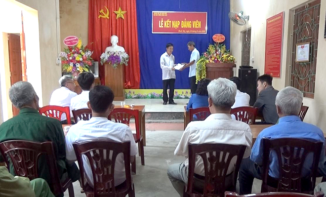 Lễ kết nạp đảng viên mới tại Chi bộ thôn Đình Xây, xã Báo Đáp, huyện Trấn Yên.