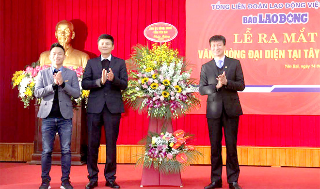 Đồng chí Trần Huy Tuấn – Chủ tịch UBND tỉnh tặng hoa chúc mừng ra mắt Văn phòng đại diện Báo Lao động tại khu vực Tây Bắc Bộ.