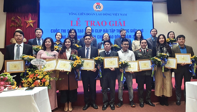 Lãnh đạo Tổng Liên đoàn Lao động Việt Nam và Công đoàn Y tế Việt Nam trao giải tới các đơn vị dự thi có tác phẩm xuất sắc