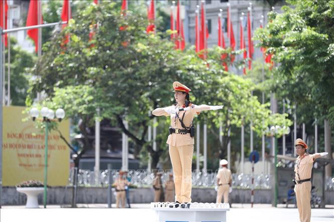 Cảnh sát giao thông Hà Nội làm nhiệm vụ đưa đón đoàn và phân luồng giao thông.