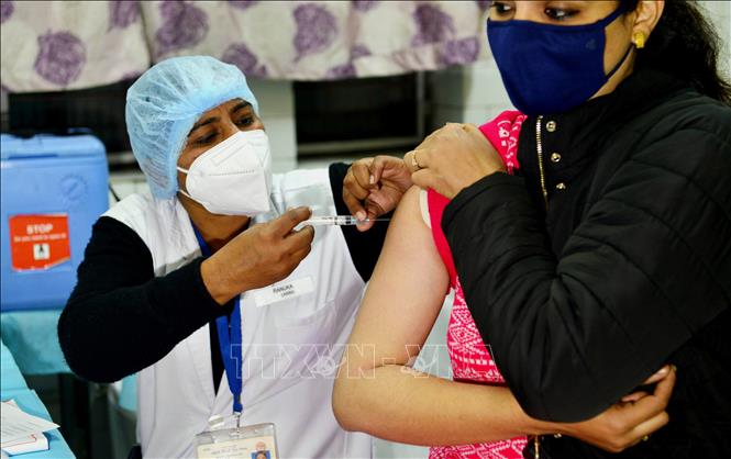 Nhân viên y tế tiêm vaccine ngừa COVID-19 trong chương trình tập huấn tiêm chủng tại New Delhi, Ấn Độ, ngày 2/1/2021.