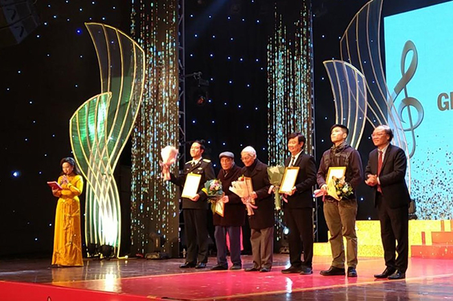 Nghệ sỹ nhân dân Phạm Ngọc Khôi (ngoài cùng bên phải) trao giải thưởng của Hội Nhạc sỹ Việt Nam cho các nghệ sỹ.