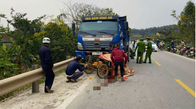 Sau vụ va chạm với xe tải, 2 bố con đi trên xe máy đã tử vong, tài xế xe tải rời khỏi hiện trường.