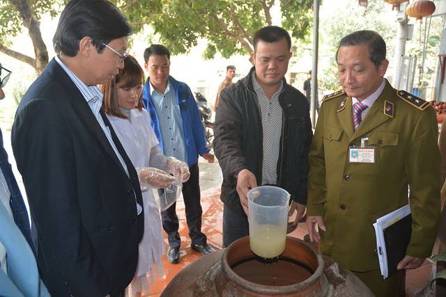 Nếu nhìn bằng mắt, ngửi hoặc nếm thì khó biết được rượu chứa hàm lượng methanol cao hay thấp.