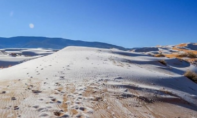 Đụn cát phủ đầy tuyết trắng ở sa mạc Sahara.