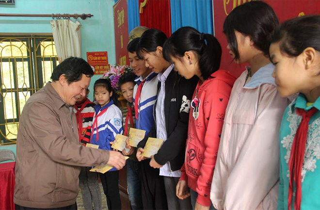 Đồng chí Vương Văn Bằng - Giám đốc Sở Giáo dục và Đào tạo, Phó Chủ tịch Hội Khuyến học tỉnh trao quà động viên học sinh vùng cao Văn Chấn.