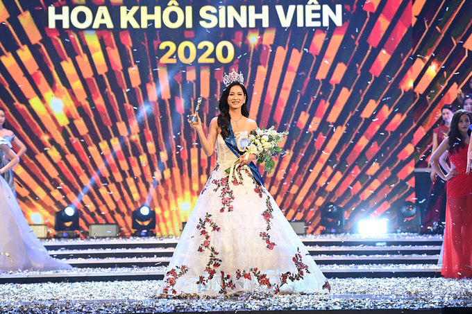 Lê Thị Tường Vy đăng quang tại cuộc thi Hoa khôi Sinh viên Việt Nam năm 2020.