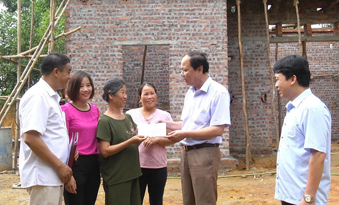 Đồng chí Nguyễn Dũng Giang - Phó Bí thư Thường trực Huyện ủy Yên Bình trao hỗ trợ làm nhà cho hộ nghèo tại xã Phú Thịnh.