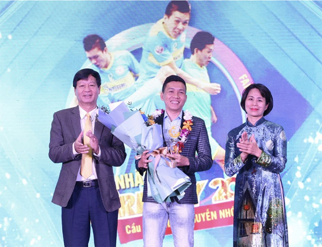 Nguyễn Nhớ nhận giải thưởng Fair Play 2020.