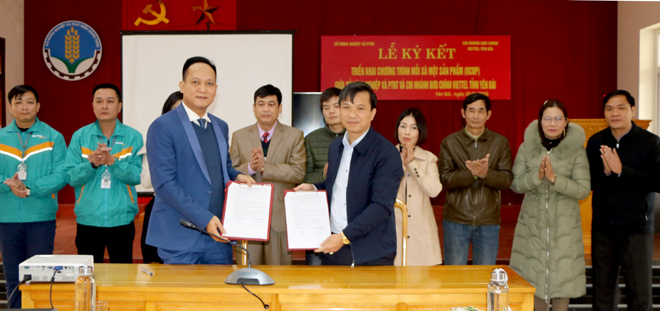 Lãnh đạo Sở Nông nghiệp - Phát triển nông thôn và Chi nhánh Bưu chính Viettel Yên Bái ký kết bản ghi nhớ hợp tác triển khai Chương trình mỗi xã một sản phẩm (OCOP).