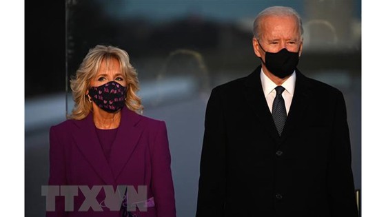 Tổng thống đắc cử Mỹ Joe Biden (phải) cùng phu nhân Dr. Jill Biden trong lễ tưởng niệm các nạn nhân Covid-19 tại đài tưởng niệm Lincoln ở Washington, DC ngày 19-1-2021.