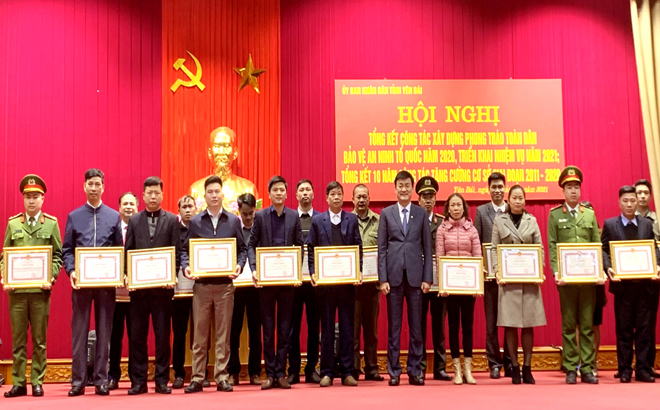Đồng chí Nguyễn Chiến Thắng - Phó Chủ tịch UBND tỉnh trao bằng khen cho các tập thể và cá nhân có thành tích xuất sắc trong công tác xây dựng phong trào “Toàn dân BVANTQ”.