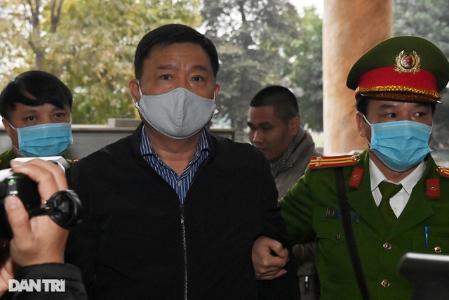 Bị cáo Đinh La Thăng được đưa đến tòa sáng 22/1.