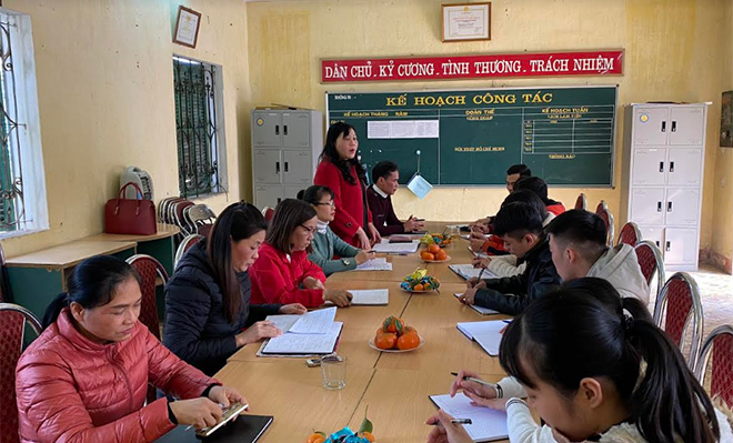 Sinh hoạt chuyên môn sau dự giờ tại Trường Tiểu học & THCS Tuy Lộc.