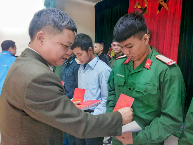 Đồng chí Nguyễn Thành Lê - Phó Chủ tịch UBND huyện tặng quà chúc mừng các quân nhân hoàn thành nghĩa vụ quân sự trở về địa phương.