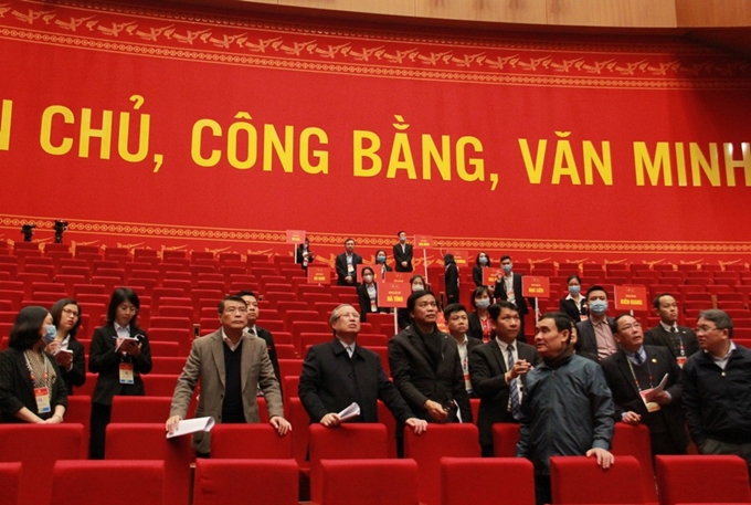 Đồng chí Trần Quốc Vượng và các đồng chí lãnh đạo kiểm tra tại Hội trường chính - nơi diễn ra Đại hội.