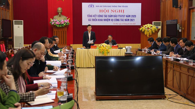 Đồng chí Nguyễn Chiến Thắng – Phó Chủ tịch UBND tỉnh chủ trì phần thảo luận tại Hội nghị.