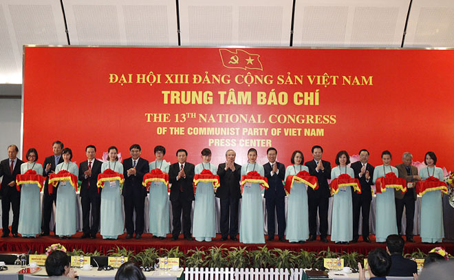 Đồng chí Trần Quốc Vượng và các đồng chí lãnh đạo cắt băng Khai trương Trung tâm Báo chí.