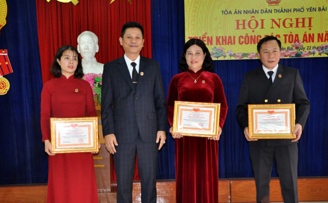 Đồng chí Lê Thái Hưng - Chánh án TAND tỉnh trao tặng danh hiệu Chiến sỹ thi đua cơ sở năm 2020 cho 3 công chức Tòa án nhân dân thành phố Yên Bái.
