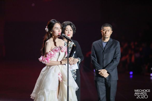 Thủy Tiên được vinh danh ở hạng mục Nghệ sĩ có hoạt động nổi bật, Đại sứ truyền cảm hứng WeChoice Awards 2020.