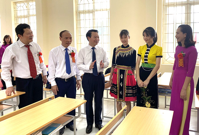 Đồng chí Đỗ Đức Duy - Bí thư Tỉnh ủy Yên Bái và Giám đốc Sở GD&ĐT Vương Văn Bằng thăm Trường THPT DTNT tỉnh.
