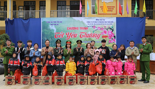 Hội Phụ nữ Công an tỉnh Yên Bái và Đoàn công tác trao quà cho các em học sinh Trường Tiểu học và Trung học cơ sở xã Sùng Đô, huyện Văn Chấn.