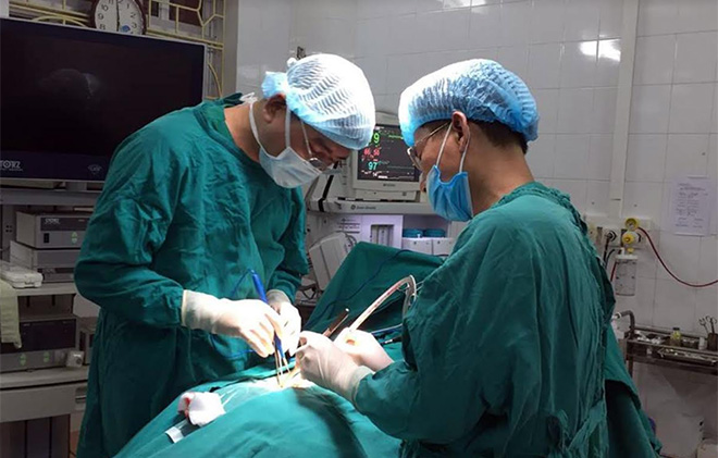 Áp dụng kỹ thuật mới trong phẫu thuật trượt đốt sống vùng thắt lưng cho người bệnh.