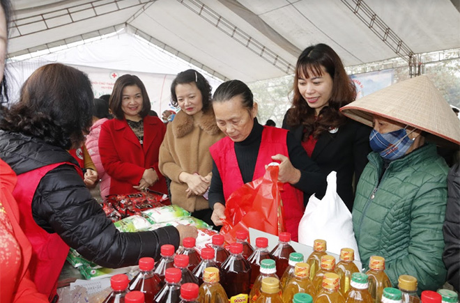 Lãnh đạo huyện Văn Yên và Hội Chữ thập đỏ tỉnh tham quan các gian hàng tại 