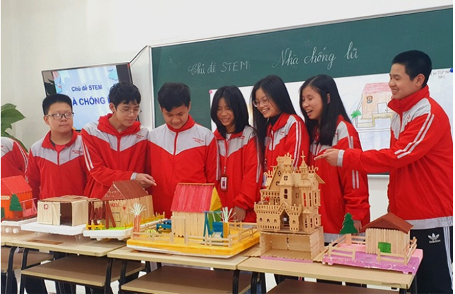 Học sinh lớp 8 tại Quảng Bình thiết kế các mô hình nhà chống lũ.