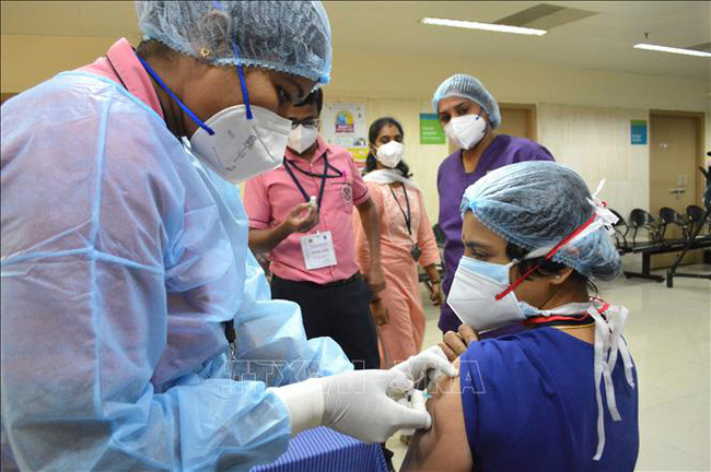 Nhân viên y tế được tiêm vaccine phòng COVID-19 tại bệnh viện ở Bangalore, Ấn Độ, ngày 16/1/2021.