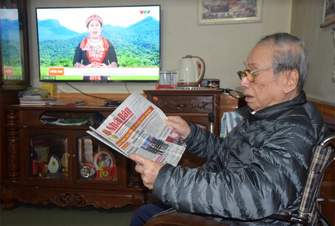 Ông Hà Thiết Hùng hàng ngày quan tâm theo dõi tình hình thời sự địa phương, đất nước qua đọc báo, xem ti vi.