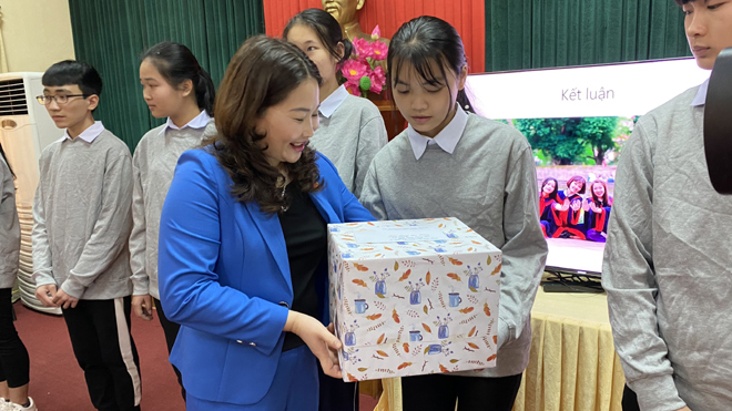 Đồng chí Vũ Thị Hiền Hạnh - Phó Chủ tịch UBND tỉnh trao quà động viên 12 học sinh nhận học bổng