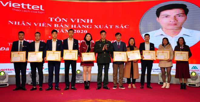 Viettel Yên Bái tôn vinh, tặng thưởng các tập thể, cá nhân có doanh thu xuất sắc năm 2020.