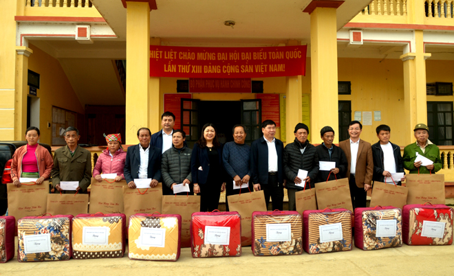 Trưởng Ban Dân vận Tỉnh ủy Hoàng Thị Vĩnh cùng lãnh đạo huyện Trạm Tấu tặng quà các gia đình chính sách, hộ nghèo tại xã Xà Hồ.