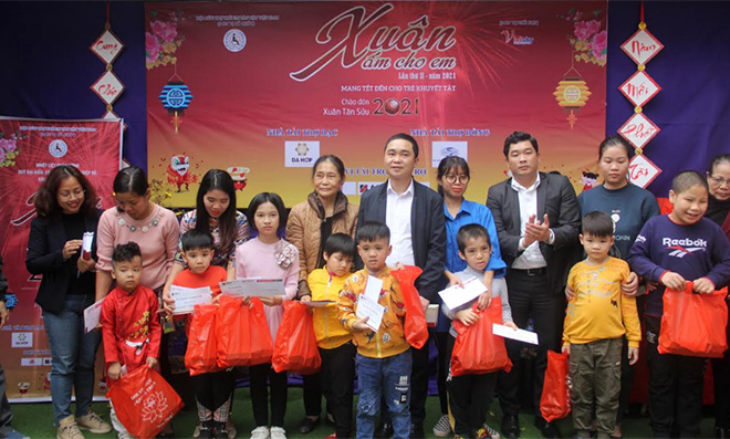 Hội Cứu trợ Trẻ em tàn tật Việt Nam, các nhà tài trợ tặng quà cho trẻ em khuyết tật tại Trung tâm Trợ giúp và Can thiệp sớm trẻ em khuyết tật Hương Giang.