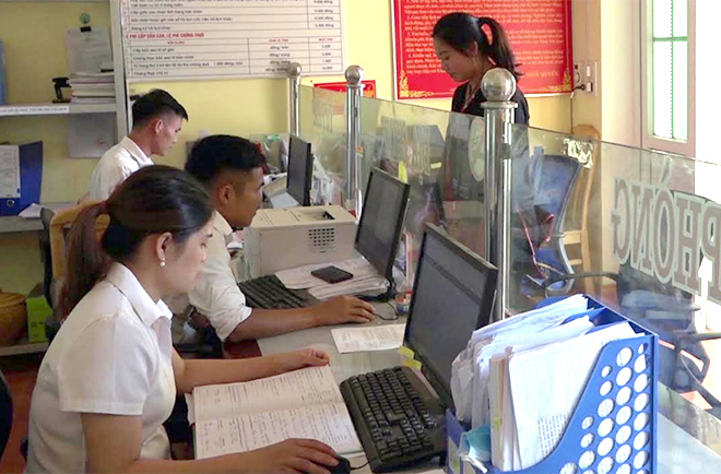 Cán bộ Bộ phận Phục vụ hành chính công xã Suối Quyền, huyện Văn Chấn giải quyết thủ tục hành chính cho người dân.