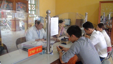 Người dân đến giao dịch tại Bộ phận một cửa xã Minh Xuân