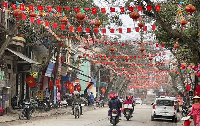 Các tuyến phố của thành phố Yên Bái rực rỡ cờ hoa.