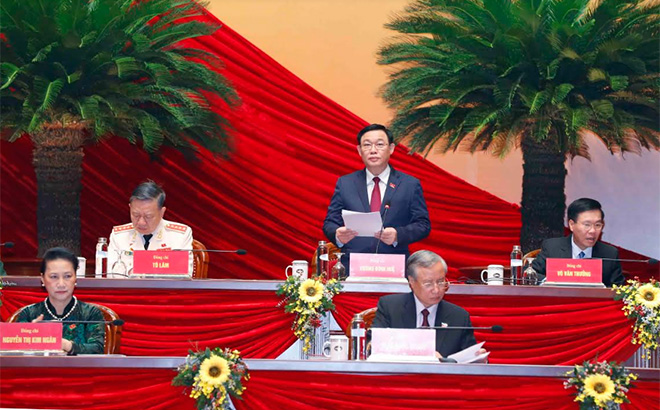 Ông Vương Đình Huệ, Ủy viên Bộ Chính trị, Bí thư Thành ủy Hà Nội thay mặt Đoàn Chủ tịch điều hành phiên họp sáng 28/1.