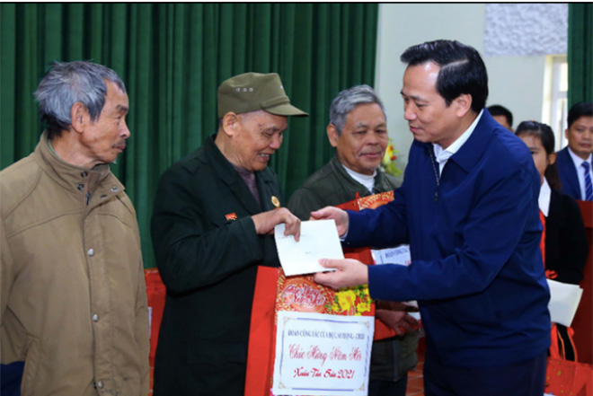 Bộ trưởng Đào Ngọc Dung tặng quà Tết tới người có công với cách mạng ở Bát Xát, Lào Cai.