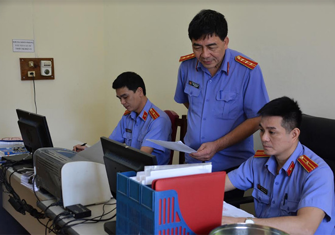 Lãnh đạo Viện Kiểm sát nhân dân huyện Văn Yên trao đổi nghiệp vụ chuyên môn với cán bộ, kiểm sát viên trong đơn vị.