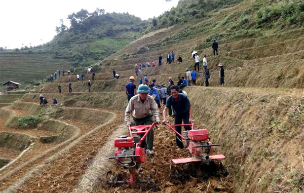 Người dân huyện Mù Cang Chải được hỗ trợ máy cày để phát triển sản xuất