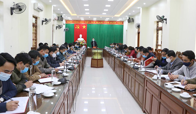 Quang cảnh cuộc họp của Ban chỉ đạo phòng chống dịch bệnh Covid-19 huyện Trấn Yên chiều 28/1.