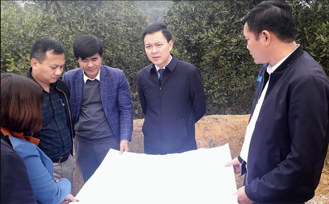 Đồng chí An Hoàng Linh- Bí thư Huyện ủy Yên Bình (thứ hai, phải sang) kiểm tra tiến độ xây dựng nông thôn mới tại các địa phương