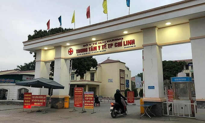 Thông báo về các biện pháp phòng chống dịch Covid-19 giăng trước cổng Trung tâm Y tế Chí Linh ngày 28/1