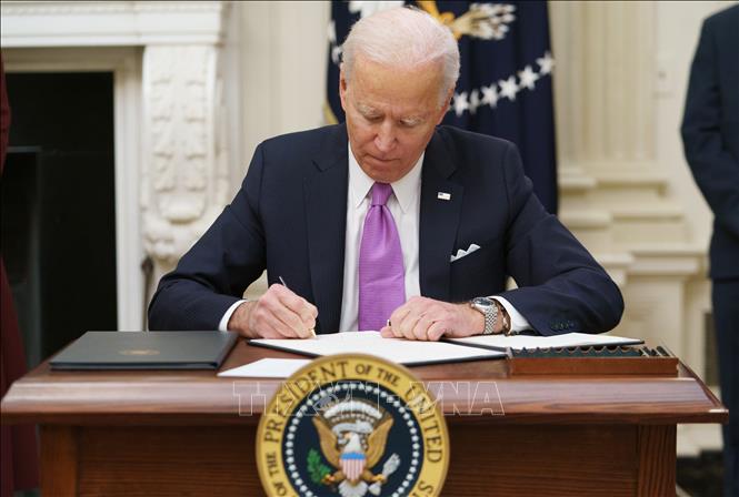 Tổng thống Mỹ Joe Biden ký một sắc lệnh hành pháp tại Nhà Trắng ở Washington, DC, ngày 21/1/2021.