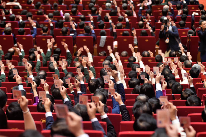 Các đại biểu biểu quyết tại Đại hội XIII của Đảng.