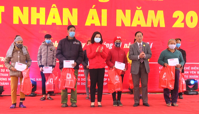 Ban tổ chức tặng quà Tết cho hộ nghèo tại xã Minh An