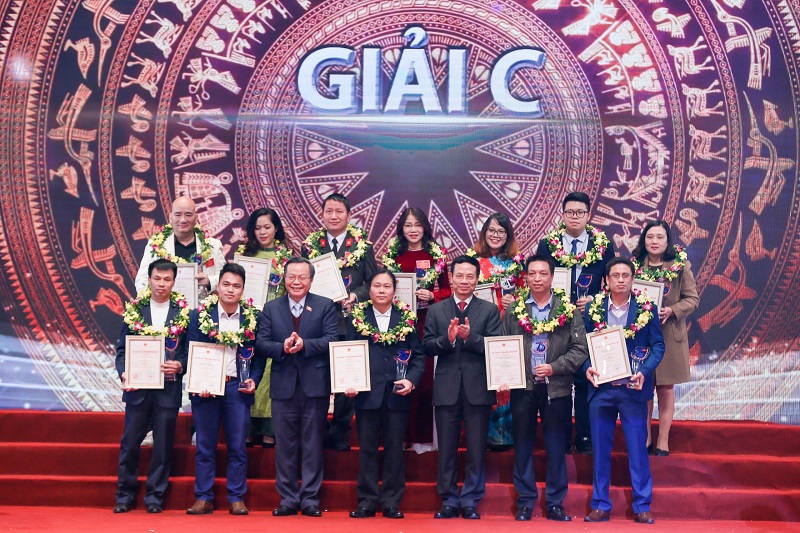 Tác giả Nguyễn Văn Toàn - Báo Yên Bái (ngoài cùng, bìa trái, hàng trước) vinh dự nhận giải C tại Lễ trao giải Giải báo chí 