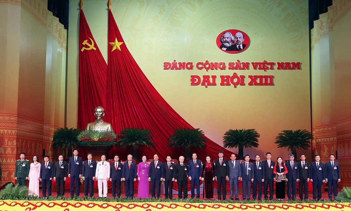 Đoàn đại biểu tỉnh Yên Bái chụp ảnh lưu niệm với các đồng chí lãnh đạo Đảng, Nhà nước tại phiên khai mạc Đại hội XIII của Đảng.